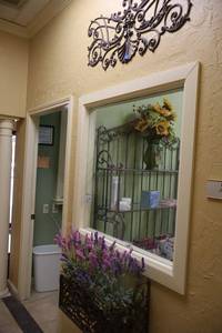 lot 73 image: Metal wall art and metal flower pot holder as shown