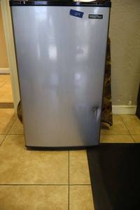 lot 124 image: Magic Chef compact mini fridge as shown (not contents)