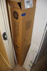 lot 84 image: Fluorescent light bulbs (different kinds)
