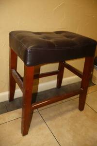 lot 131 image: Counter stool Brown upholstered square seat