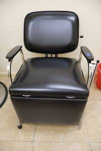 lot 116 image: Reclining salon chair