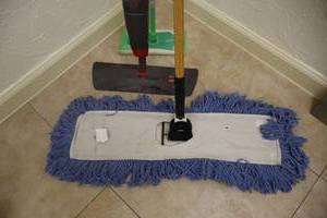 lot 119 image: Dry floor mop, Swiffer mop and Rubbermaid mop