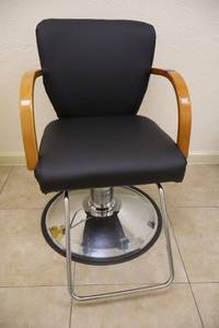 lot 122 image: Hydraulic hair salon chair