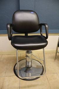 lot 138 image: Salon hydraulic chair