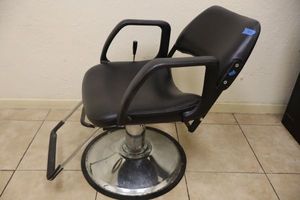 lot 153 image: Hydraulic salon chair