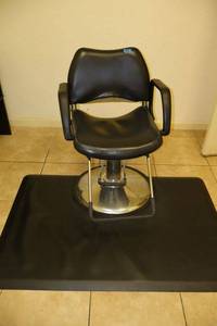 lot 150 image: Hydraulic salon chair with stress mat