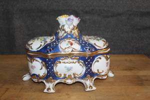 lot 58 image: Dresden Porcelain RK Richard Klemm Oval Footed Lidded Dresser Jewelry Vanity Box