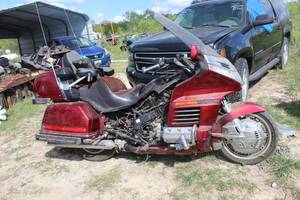 1998 Honda Goldwing GL1500 VIN: 1HFSC2206WA001395 Paperwork carbs off needs cleaned turned over when tested