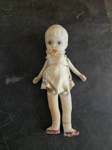 lot 9 image: Vintage porcelain-bisque jointed doll
