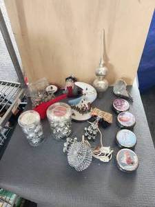 lot 153 image: Selection of Christmas and holiday ornaments and decor - no plastic bin