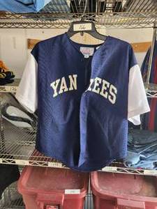 lot 166 image: Youth Yankees - Jeter baseball jersey