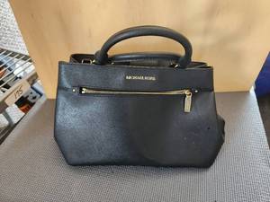 lot 90 image: Black Michal Kors purse with scarf