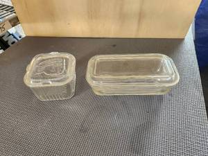 lot 78 image: Selection of 2 vintage covered glass refrigerator dishes