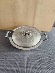 lot 13 image: Vintage Everlast hammered aluminum casserole dish