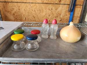 lot 17 image: Selection of vintage salt & pepper shakers - metal tray not included