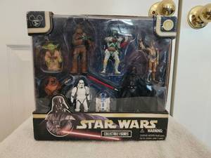 lot 26 image: Star Wars collectible figures