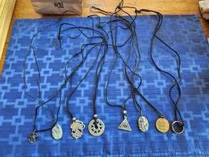 lot 87 image: Selection of jewelry