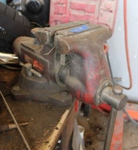 lot 15 image: Vise clamp