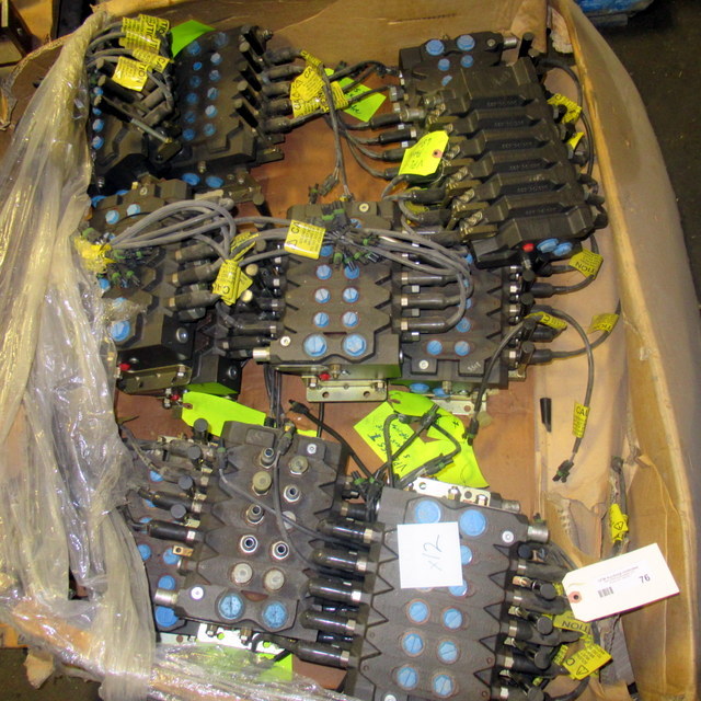 lot 76 image: Parker 5 Bank Spool Valves VPL-1557