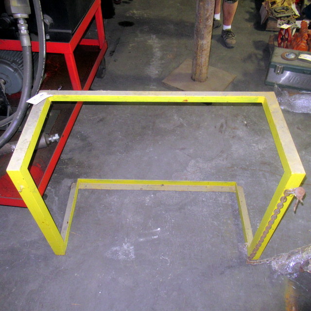 lot 120 image: Welding Cylinder Tanks  Bottles Holder With Chain