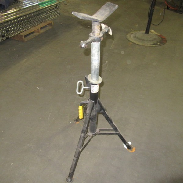 lot 276 image: Fold-a-Jack V-Head Pipe Stand SUMNER 781300