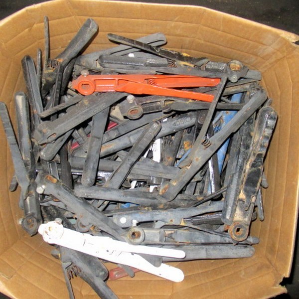 lot 411 image: Large Box Of Butterfly Valve Handles