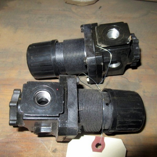 lot 455 image: Arrow Pneumatics R352 125 EXAIR 9008 14 NPT Regulators