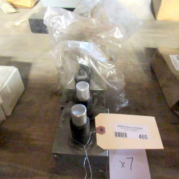 lot 465 image: Hydraulic Valves