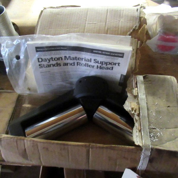 lot 528 image: Dayton Material Support Stand Roller Head
