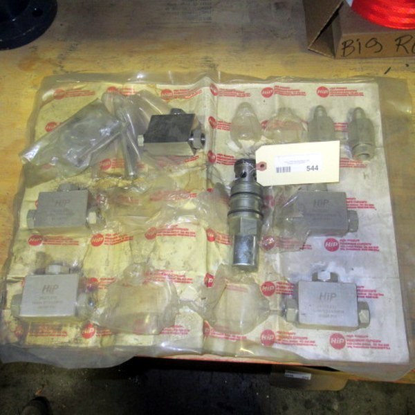 lot 544 image: Hip 20-23LF High Pressure Tee Valves