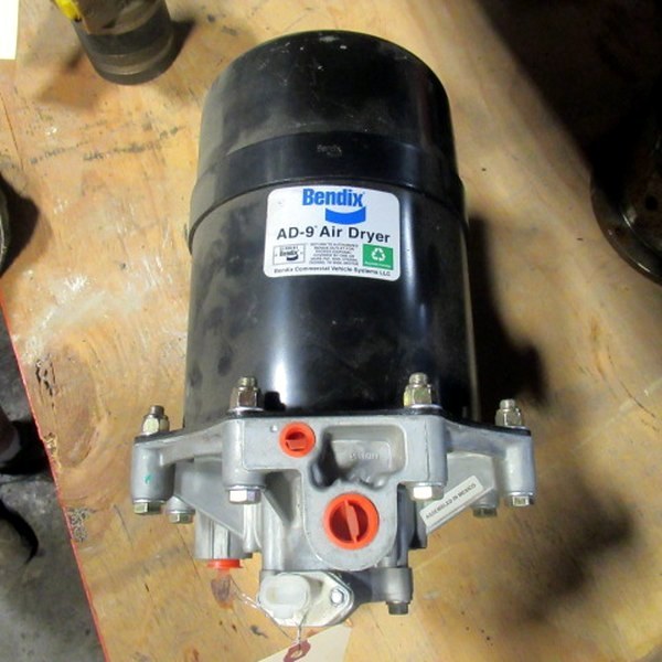 lot 545 image: Bendix AD-9 Air Dryer
