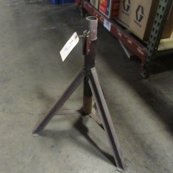 lot 567 image: Sumner Pipe Stand