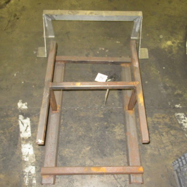 lot 583 image: Cast Iron Stand