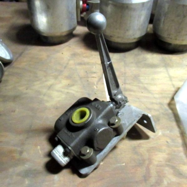 lot 604 image: Cross Single Selector Directional Linear Valve 4Z0018