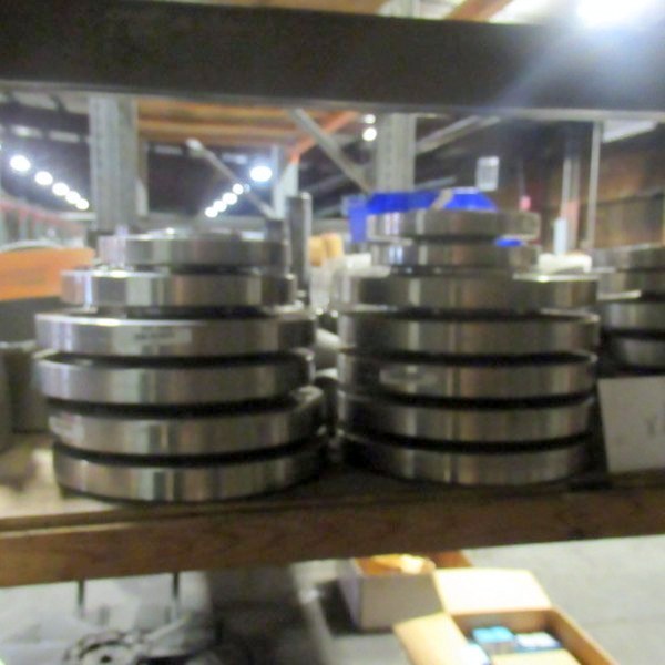 lot 606 image: Assorted Threaded Flanges