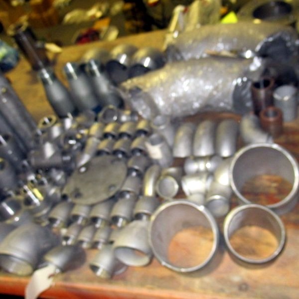 lot 607 image: Lot Of Galvanized Pipe Fittings