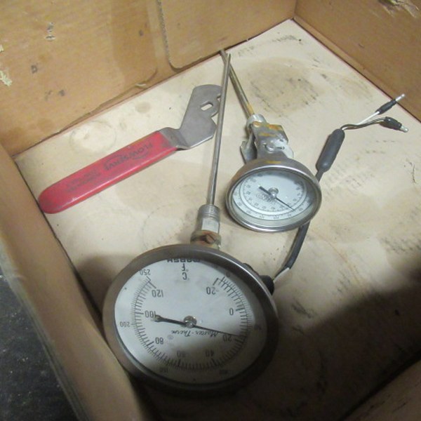 lot 650 image: Gauges And Valve Handle