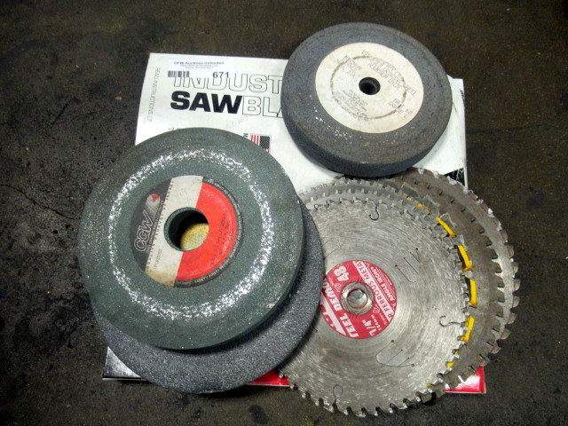lot 671 image: Saw Blades And Grinders