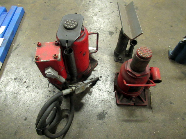 lot 677 image: Hydraulic Jacks