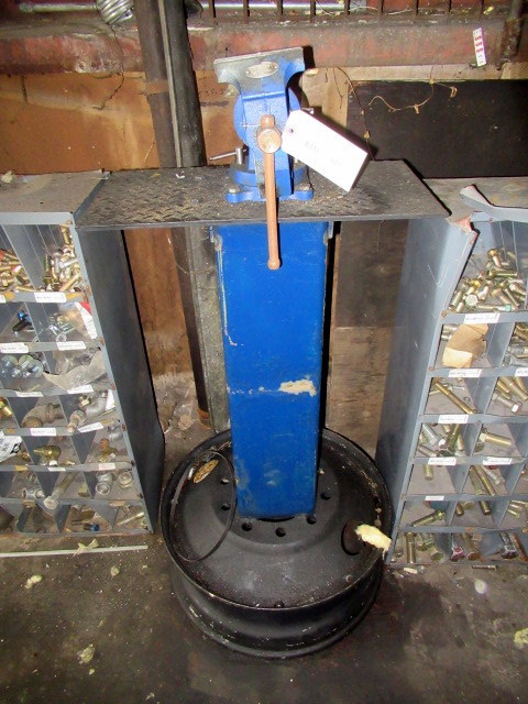 lot 807 image: Heavy Duty Custom Built Vise