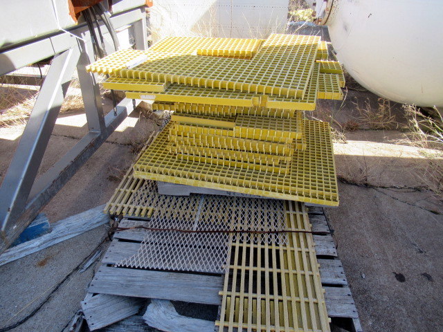 lot 885 image: Lot Of Fibergrate Molded Grating