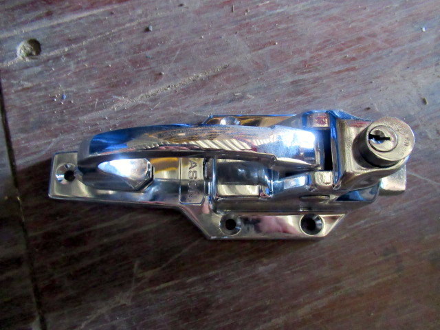 lot 908 image: Door Latch Handles