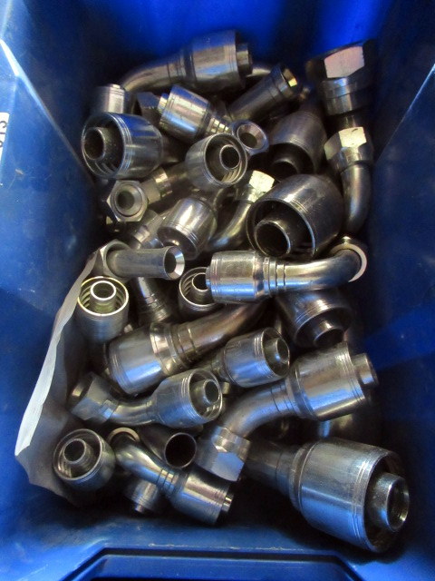 lot 913 image: Hydraulic Fittings