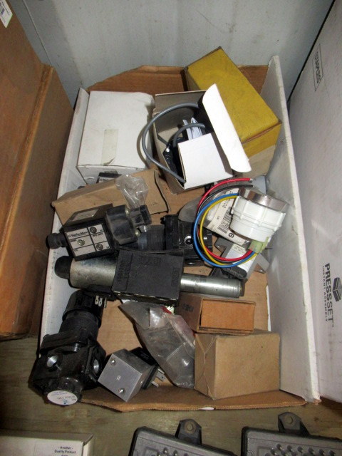 lot 984 image: Hydraulic Parts