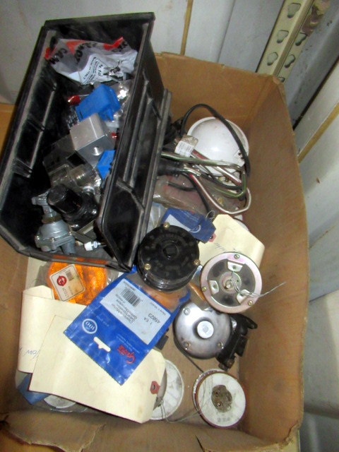 lot 1005 image: Assorted Lights And Switches