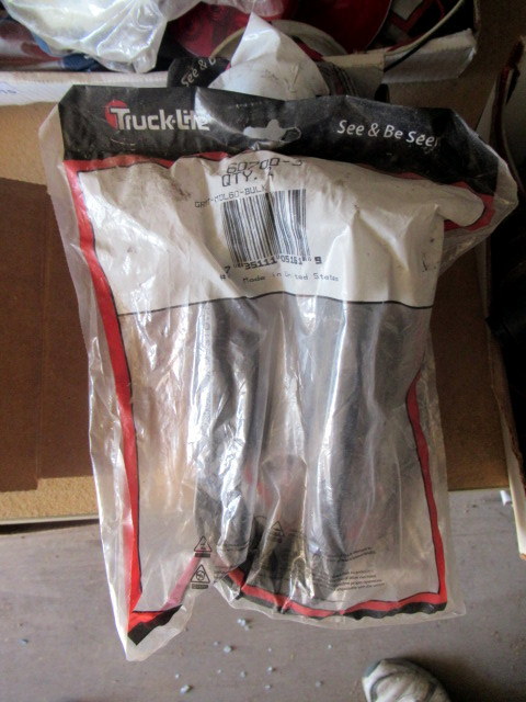 lot 1013 image: Truck-Lite 60700-3 Mounting Grommet