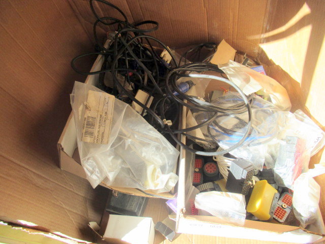 lot 1039 image: Cables And Connectors