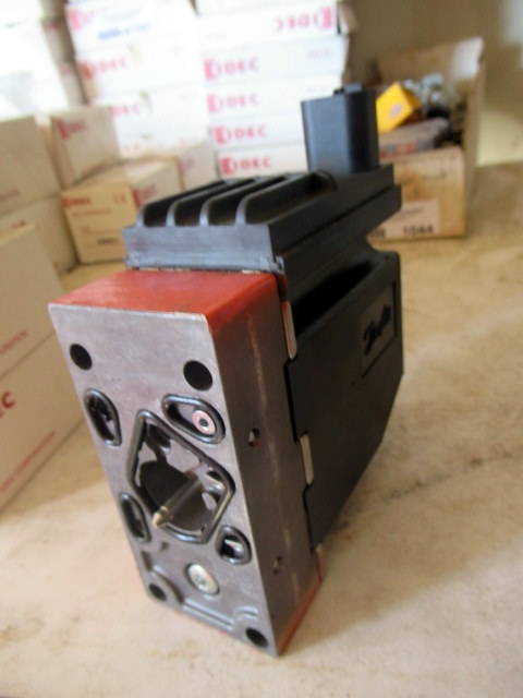 lot 1043 image: Sauer Danfoss Passive Fault Monitoring Solenoid Valve PVEH 32 157B4093