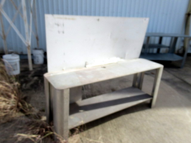 lot 1122 image: Aluminum Table