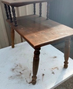 lot 21 image: Early American end table